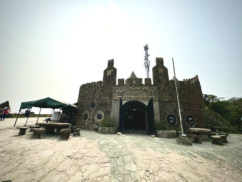 Kien truc co kinh tren dinh Mau Son hap dan du khach. Anh: Khanh Linh