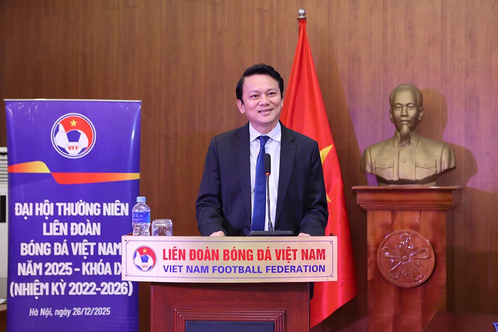 AFF General Secretary Winston Lee speaks at the Standing Committee of the Vietnam Football Federation. Photo: VFF