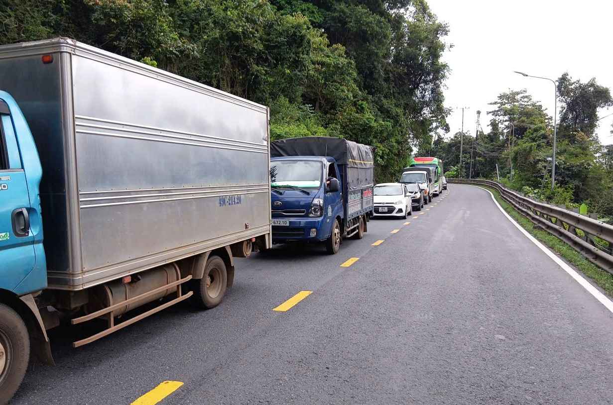 Tai nan khien deo Bao Loc ach tac, xe co noi duoi nhau nam cho tren deo Bao Loc. Anh: Hai Duong