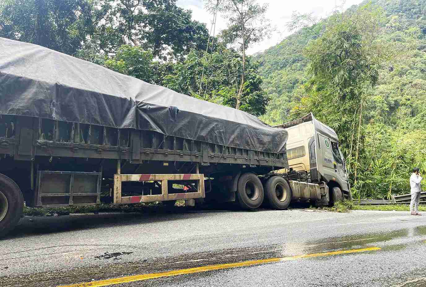 Xe dau keo gay tai nan lien hoan khi dang do deo Bao Loc. Anh: Hai Duong