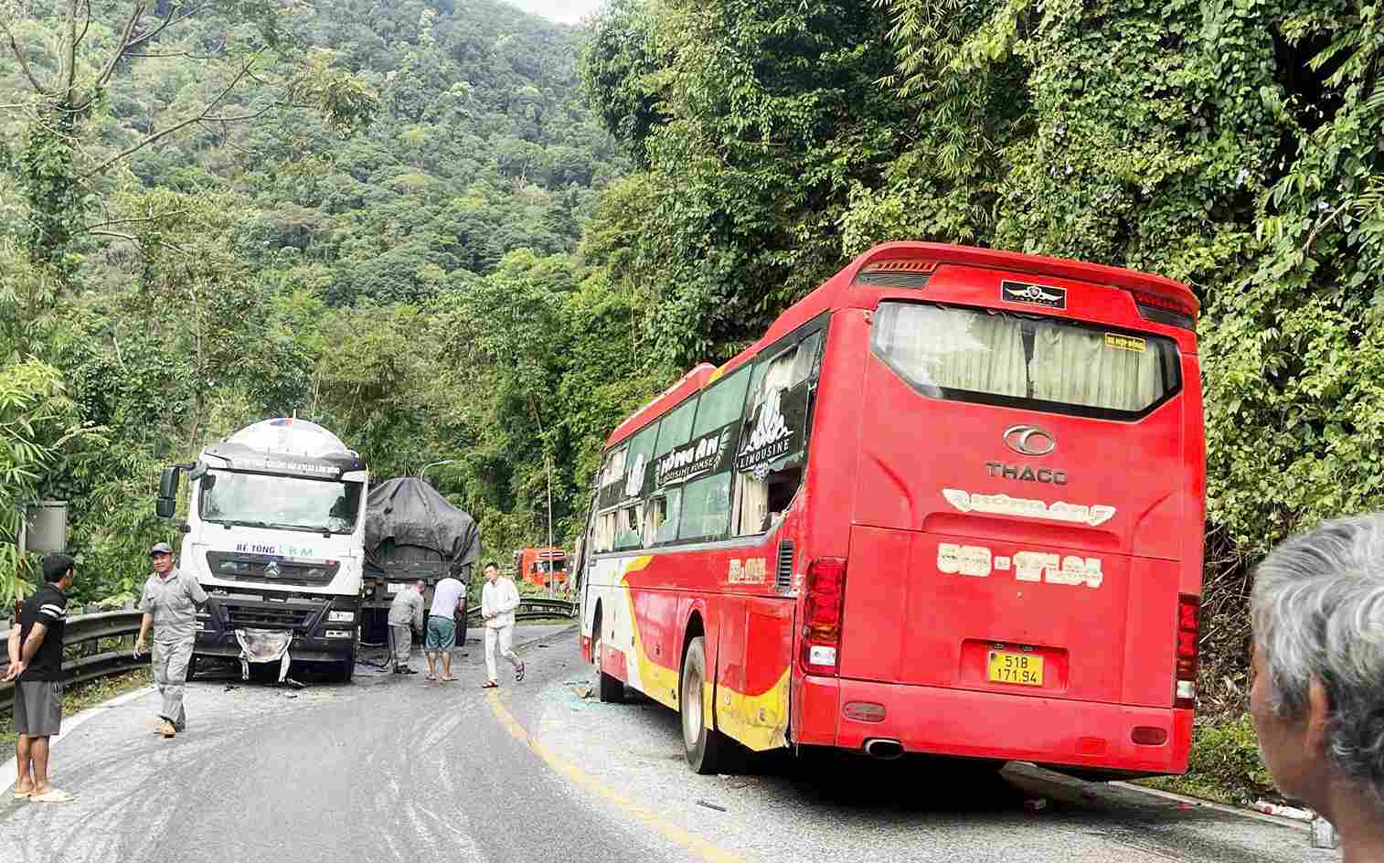 Hien truong vu tai nan lien hoan tren deo Bao Loc. Anh: Hai Duong