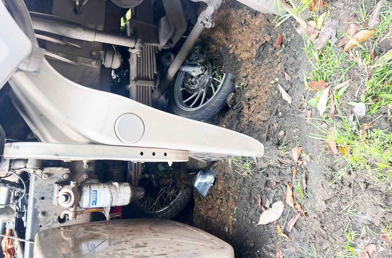 Xe may bi cuon vao gam xe dau keo tren deo Bao Loc. Anh: Hai Duong