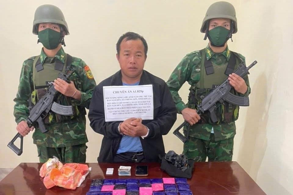 Đối tượng Sồng A Dê và tang vật bị bắt giữ. Ảnh: BĐBP tỉnh Sơn La