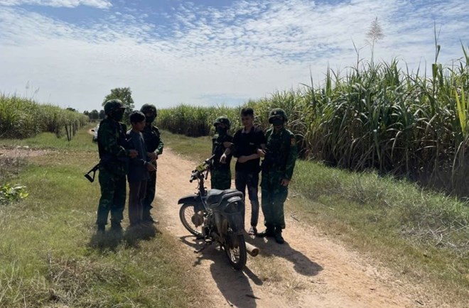 Bắt giữ đối tượng dùng xe máy đưa người xuất cảnh trái phép