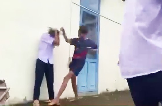 Mot nam sinh dam lien tuc vao mat em H. Anh cat tu clip