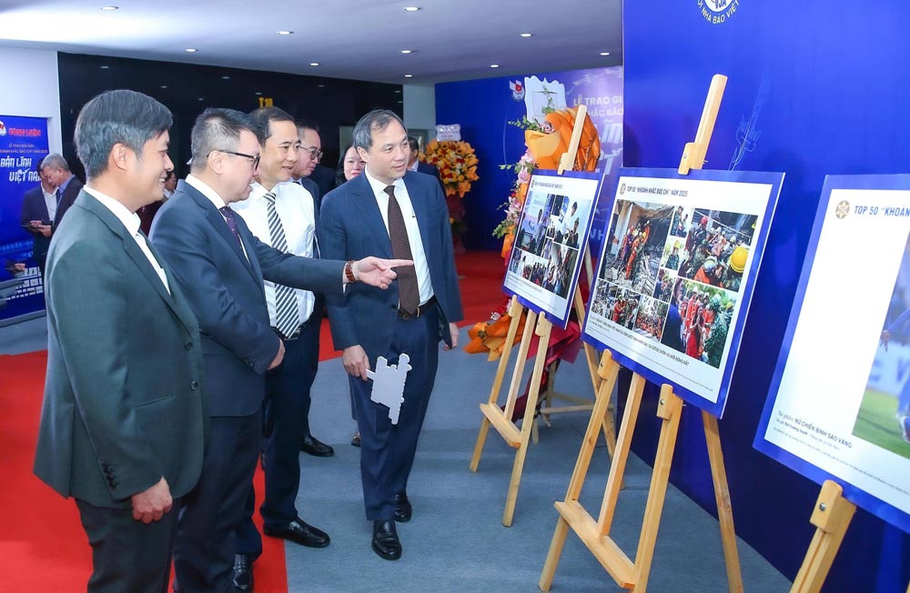 Cac dai bieu an tuong voi tac pham tai khu vuc trung bay.