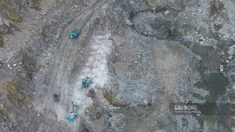 Duoc cap nhien lieu, cac phuong tien trong mo da co the hoat dong. Anh: Dinh Dai 