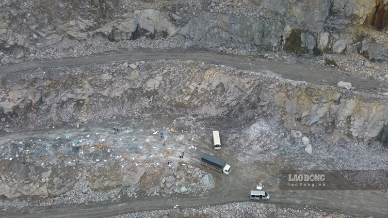 Cac cong nhan lam viec tai mo dong Ta Phoi sang 26.12. Anh: Dinh Dai