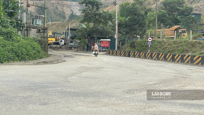 Cong nhan ra vao mo binh thuong sau 1 thang bi chan cong. Anh: Dinh Dai 