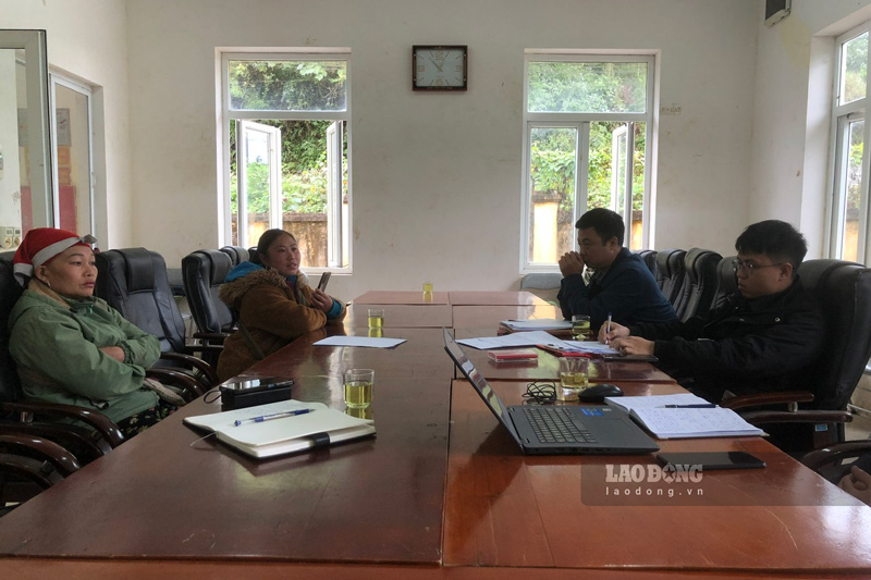 Chinh quyen cac cap phoi hop giai dap khuc mac, kien nghi cua nguoi dan. Anh: Dinh Dai