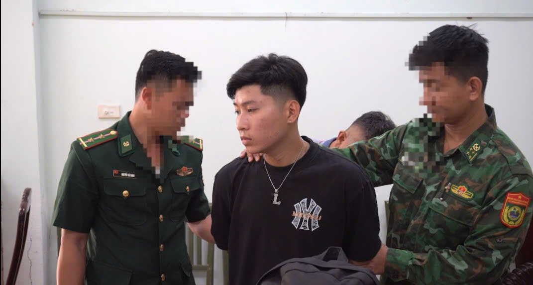 Trong quá trình làm thủ tục xuất cảnh sang Campuchia, một đối tượng liên quan trực tiếp đến vụ án giết người xảy ra tại TPHCM đã bị lực lượng biên phòng phát hiện và bắt giữ. Ảnh: Biên phòng cung cấp