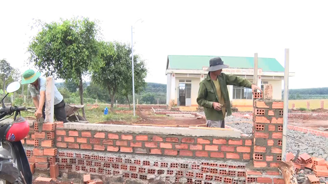 Xay dung nha cho cac ho ngheo, can ngheo. Anh: Hoang Long 