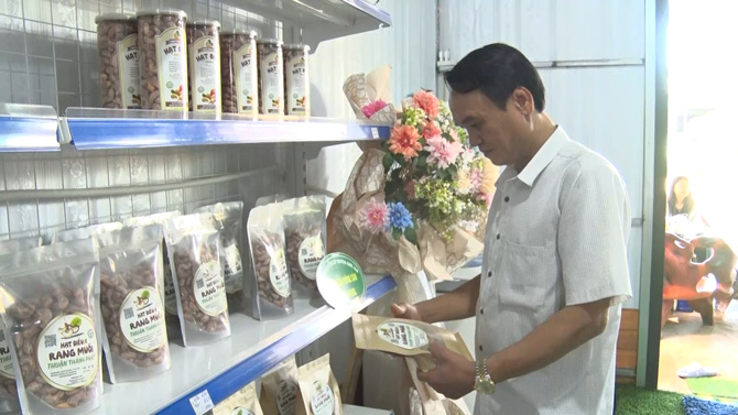 Building new rural areas, Ia Krel commune supports people to develop OCOP products and link consumption. Photo: Hoang Long