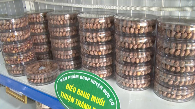 Hat dieu rang muoi, san pham OCOP chu luc cua dia phuong. Anh: Hoang Long 