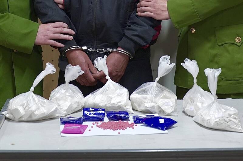 Tang vat thu giu gom heroin, vien ma tuy tong hop, cung mot so vat chung lien quan. Anh: Cong an tinh Son La