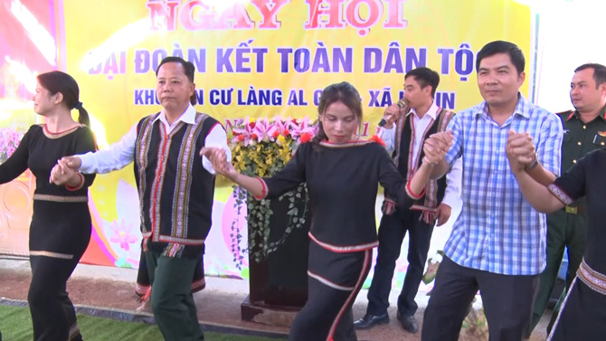 Khong khi le hoi, ha tang giao thong hoan thien giup dien mao vung que them khoi sac. Anh: Hoang Long 