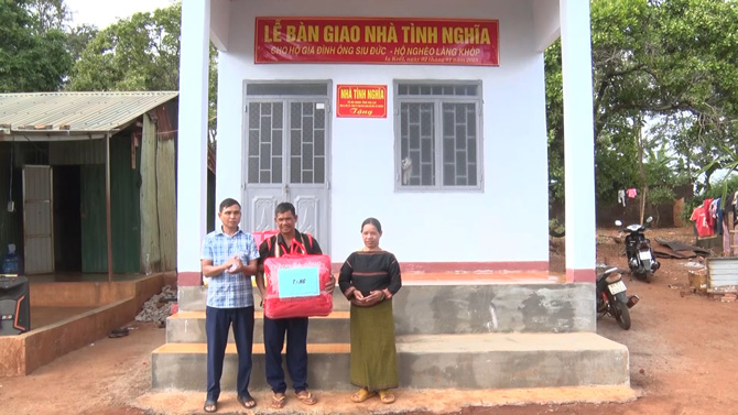 Trao nha tinh thuong, nang do nguoi dan co hoan canh kho khan. Anh: Hoang Long 