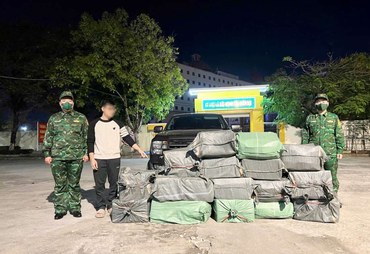 Đối tượng và tang vật bị lực lượng chức năng bắt giữ. Ảnh: Biên phòng Quảng Ninh