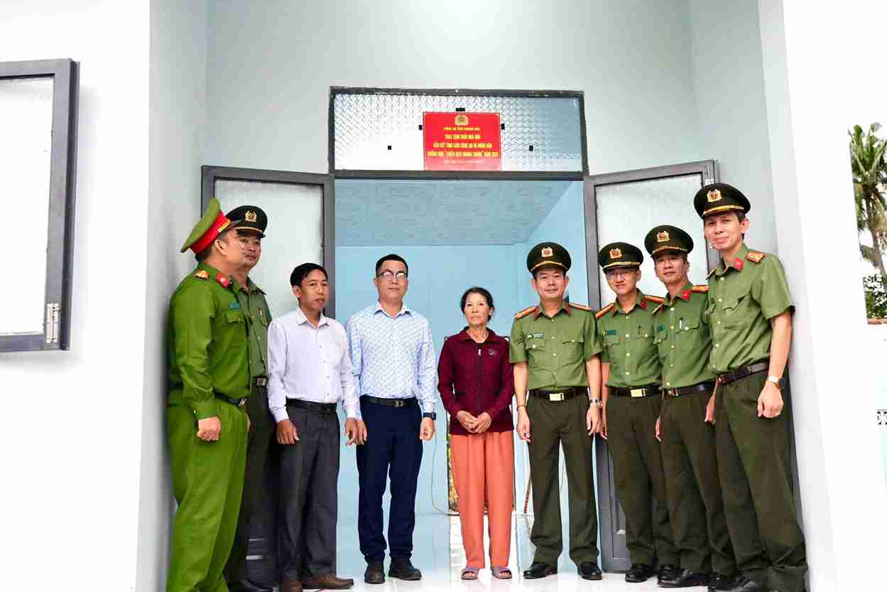 칸호아성 공안은 "꽝쭝 작전"에서 11번째 집을 인도했습니다. 사진: 흐우 롱