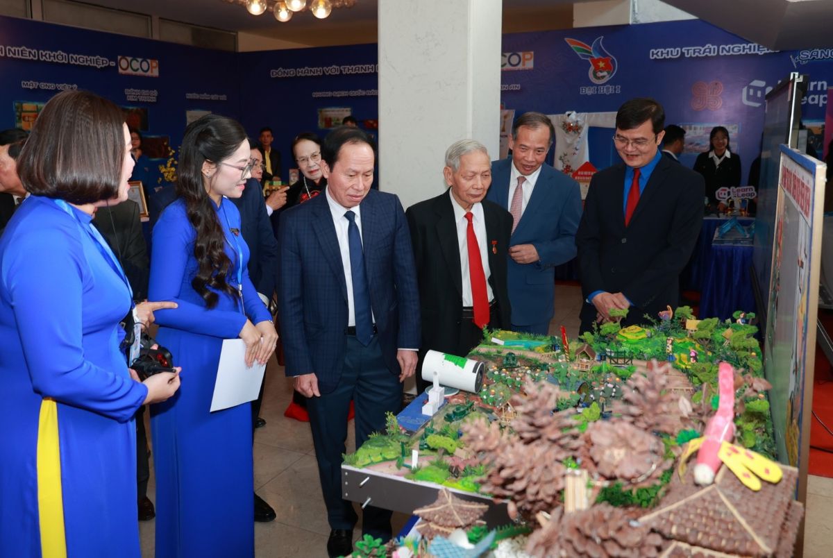 Cac dai bieu tham quan, trai nghiem khong gian trung bay cac du an khoi nghiep cua thanh nien voi nhieu san pham tieu bieu. Ảnh: Thanh doan Hai Phong