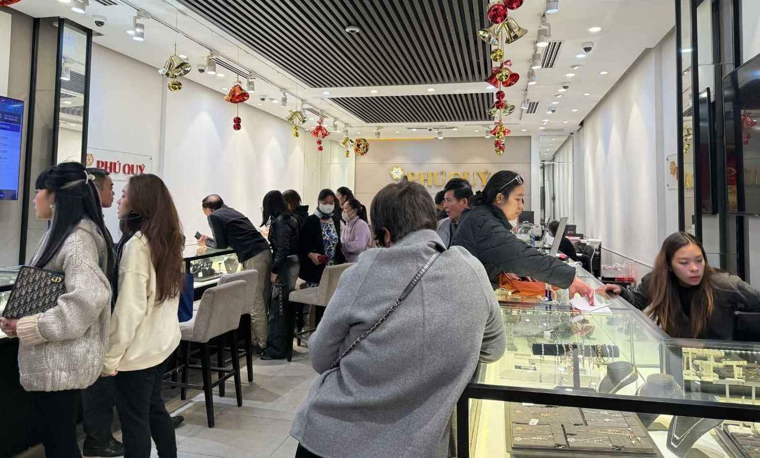 Nhieu nguoi san sang doi vai thang de nhan bac sau khi dat mua. Anh: Phuong Anh 