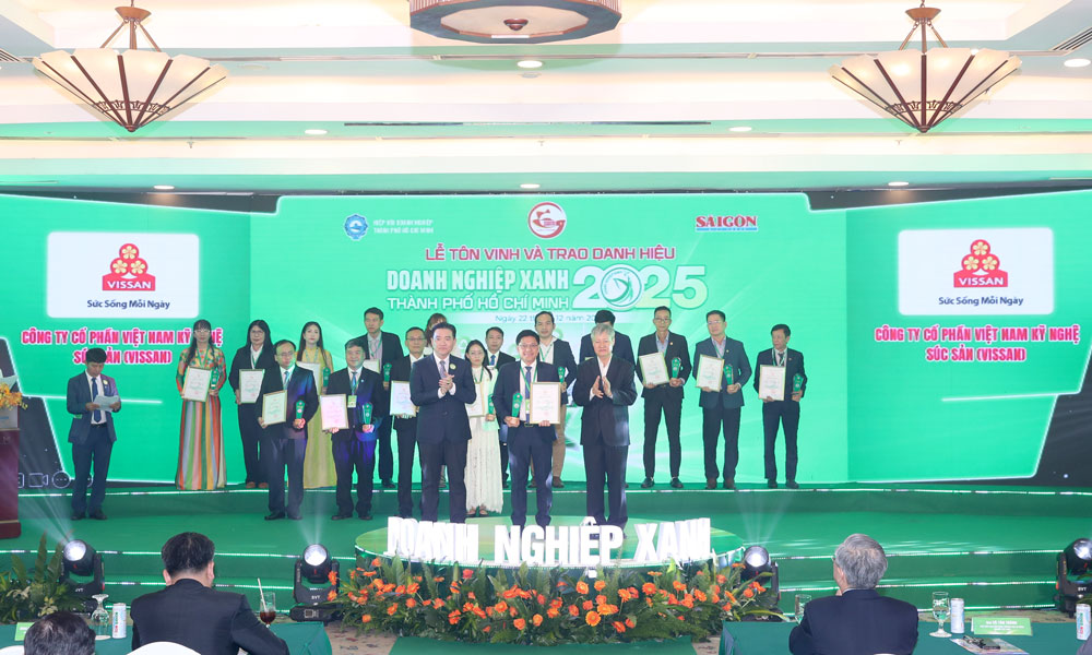 Mr. Le Minh Tuan - General Director of VISSAN Company receives the Ho Chi Minh City Green Enterprise Award 2025. Photo: Provided by DN