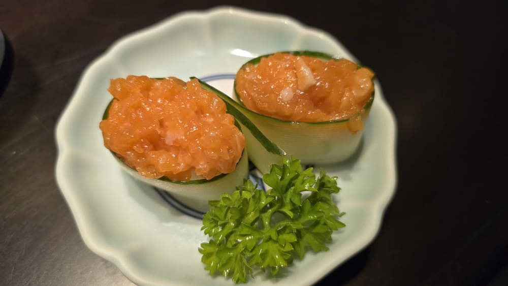 Sushi Gunkan with cucumber and salmon will be the perfect choice for the appetizer of the New Year's Eve party 2026. Photo: Tuan Dat