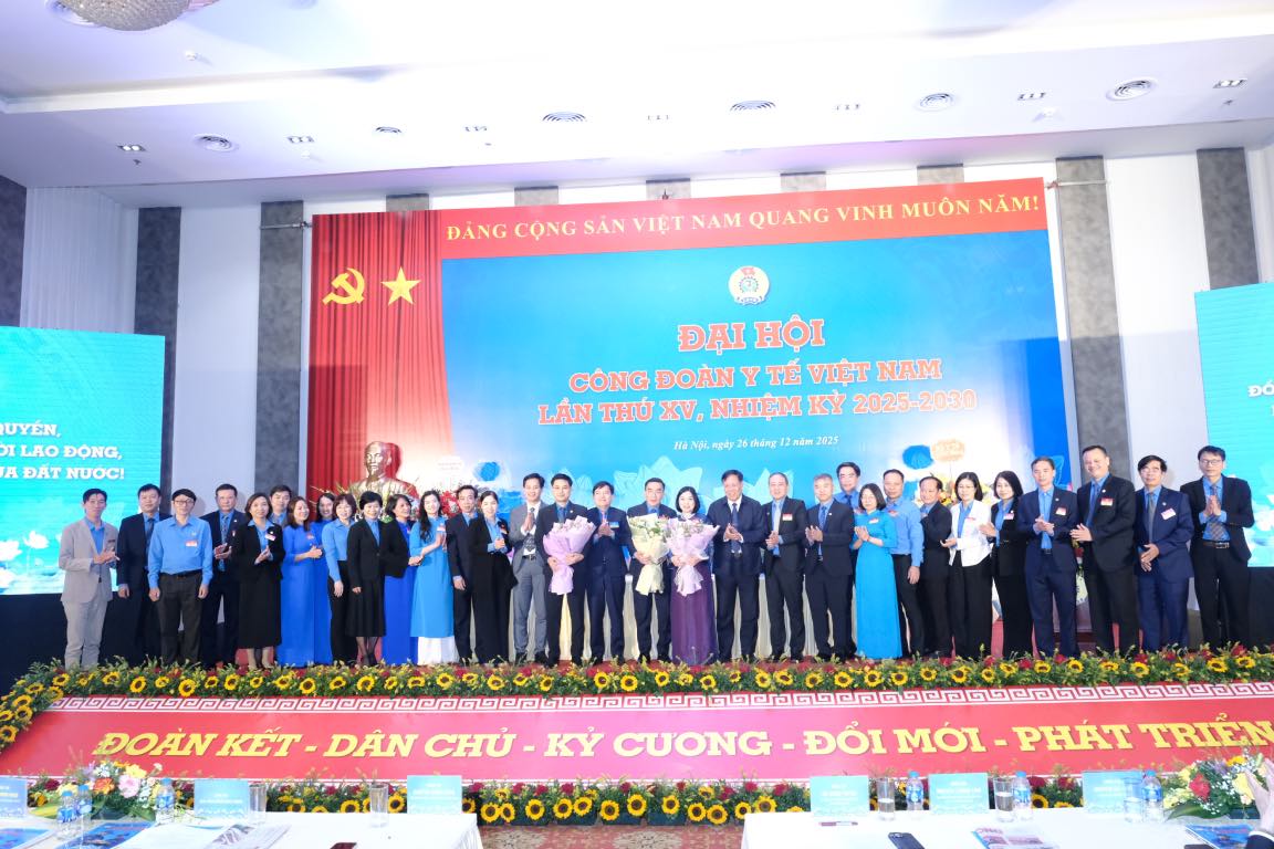 Leaders of the Vietnam General Confederation of Labor, Ministry of Health congratulate the Executive Committee of the 15th Health Trade Union, term 2025-2030. Photo: Bao Han