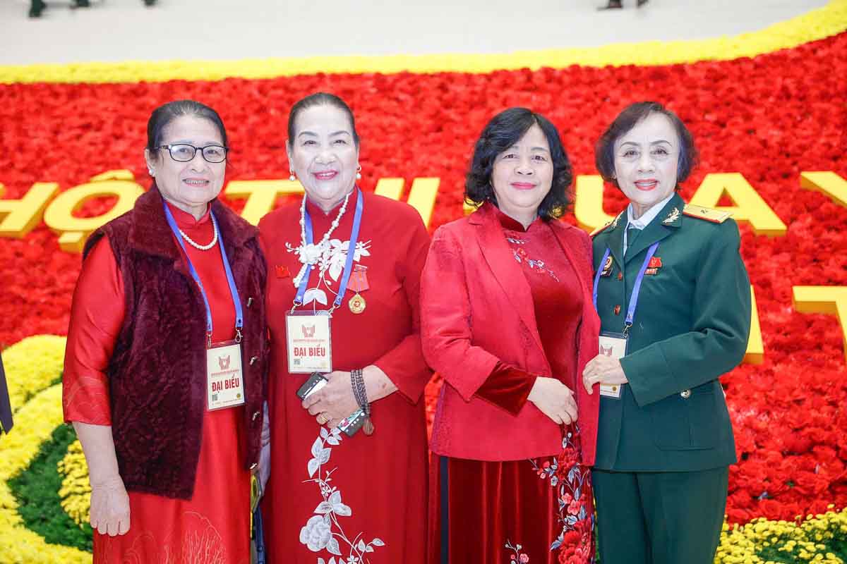 Chu tich Uy ban Trung uong MTTQ Viet Nam Bui Thi Minh Hoai cung cac dai bieu du dai hoi. Anh: Hai Nguyen