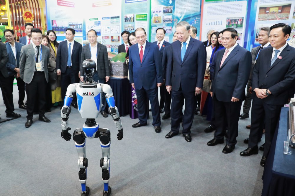 General Secretary To Lam, former General Secretary Nong Duc Manh, Prime Minister Pham Minh Chinh visit the science and technology product display area. Photo: To The