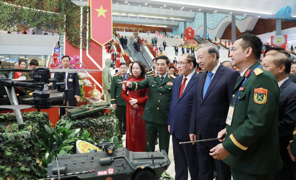 Tong Bi thu To Lam, nguyen Tong Bi thu Nong Duc Manh va Bo truong Bo Quoc phong Phan Van Giang cung cac dai bieu tham quan khu trung bay khi tai quan su. Anh: To The