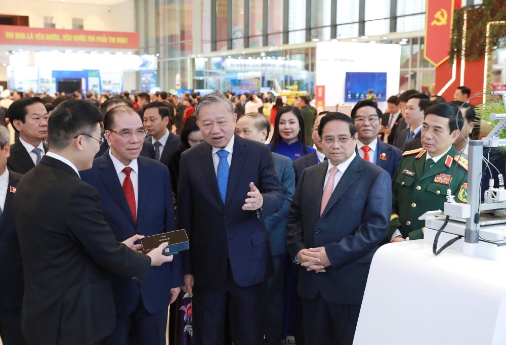  Tong Bi thu To Lam, nguyen Tong Bi thu Nong Duc Manh, Thu tuong Chinh phu Pham Minh Chinh tham quan khu trung bay cac san pham khoa hoc cong nghe. Anh: To The 