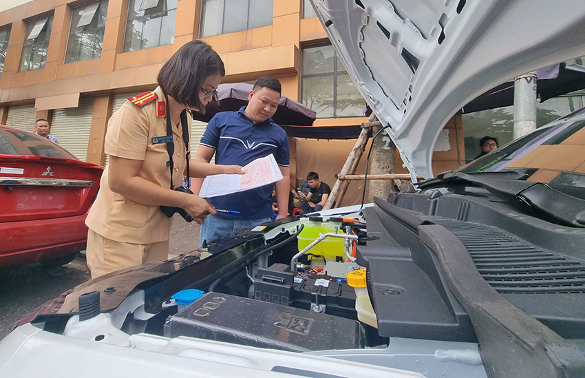 Car registration in Hanoi. Photo: H.Lam