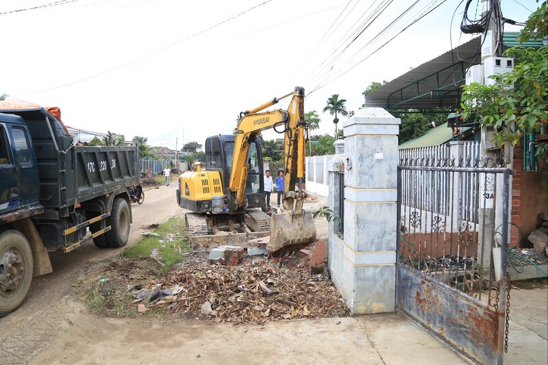 Los miembros de la asociacion de agricultores en Lam Dong han donado tierras para ampliar muchas carreteras en el programa de construccion de una nueva zona rural y una ciudad civilizada. Foto: Lam Duc