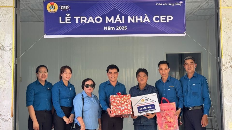 빈롱 CEP 대표와 떤응아이 동 정부는 레탄남 씨 가족에게 "CEP 주택" 인도 결정서를 전달했습니다. 사진: 호앙록