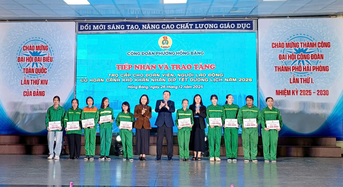 Doan vien duoc nhan qua Tet Duong lich 2026 ngay tai chuong trinh. Ảnh: Mai Dung