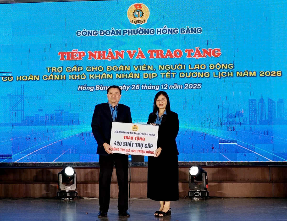 Chu tich LDLD TP Hai Phong Nguyen Anh Tuan trao bieu trung 420 suat qua cho doan vien, nguoi lao dong phuong Hong Bang. Ảnh: Mai Dung