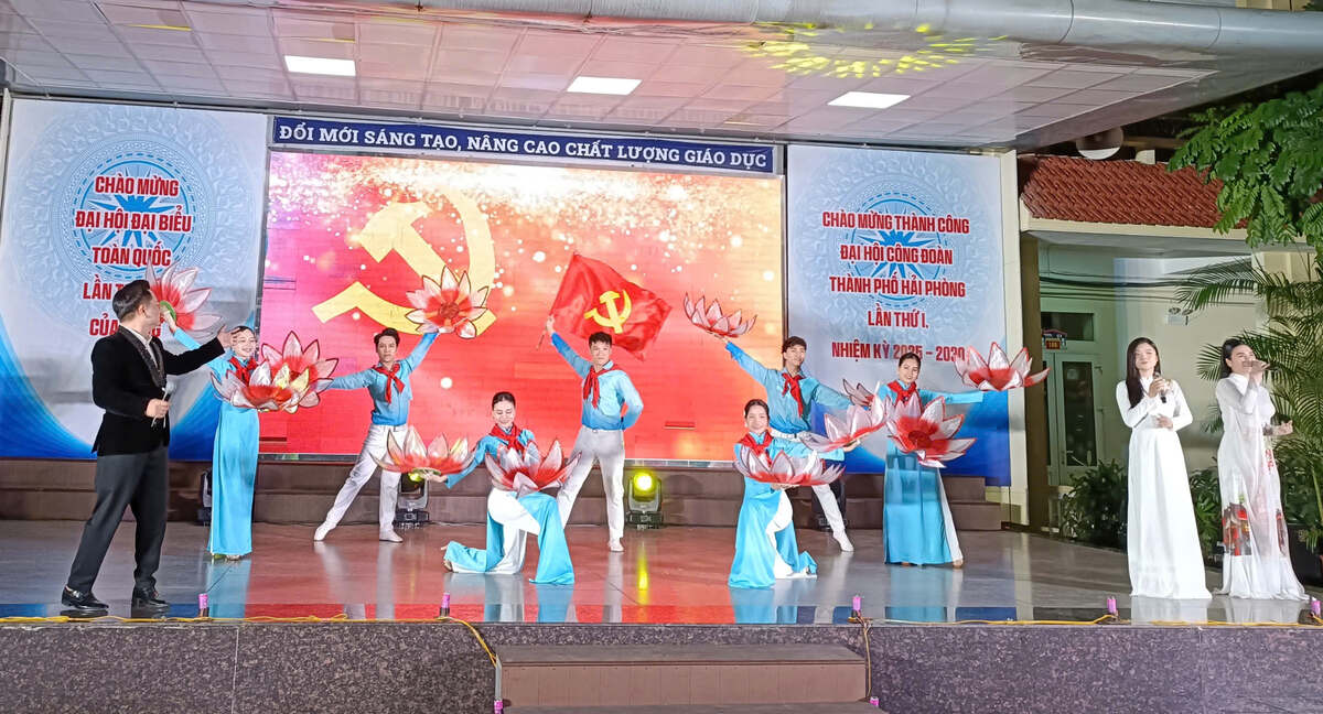 Tiet muc La co Dang mo dau lien hoan van nghe. Ảnh: Mai Dung