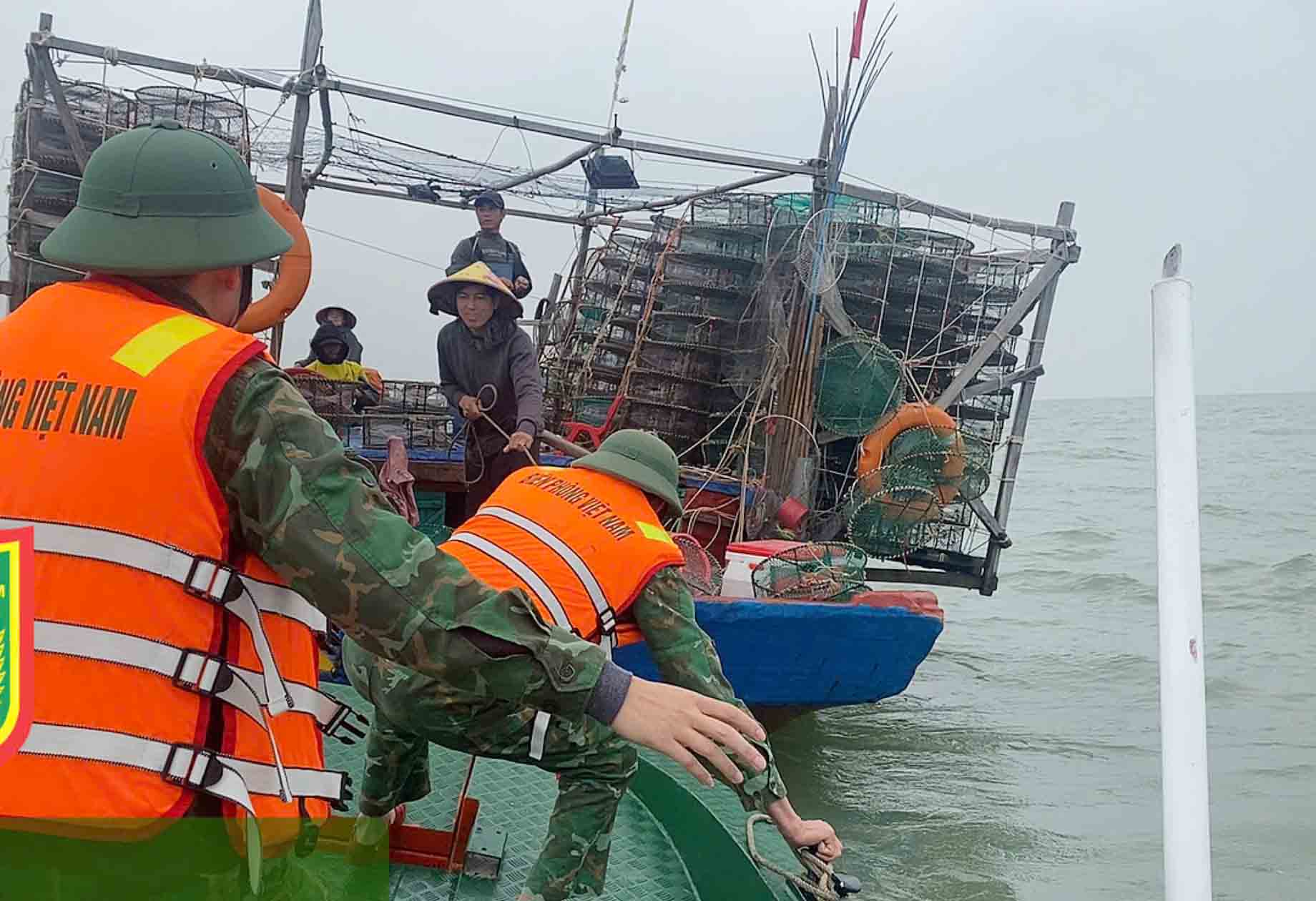 Ha Tinh Border Guard approaches and arrests violating fishing vessels in seafood exploitation. Photo: Hoang Anh.