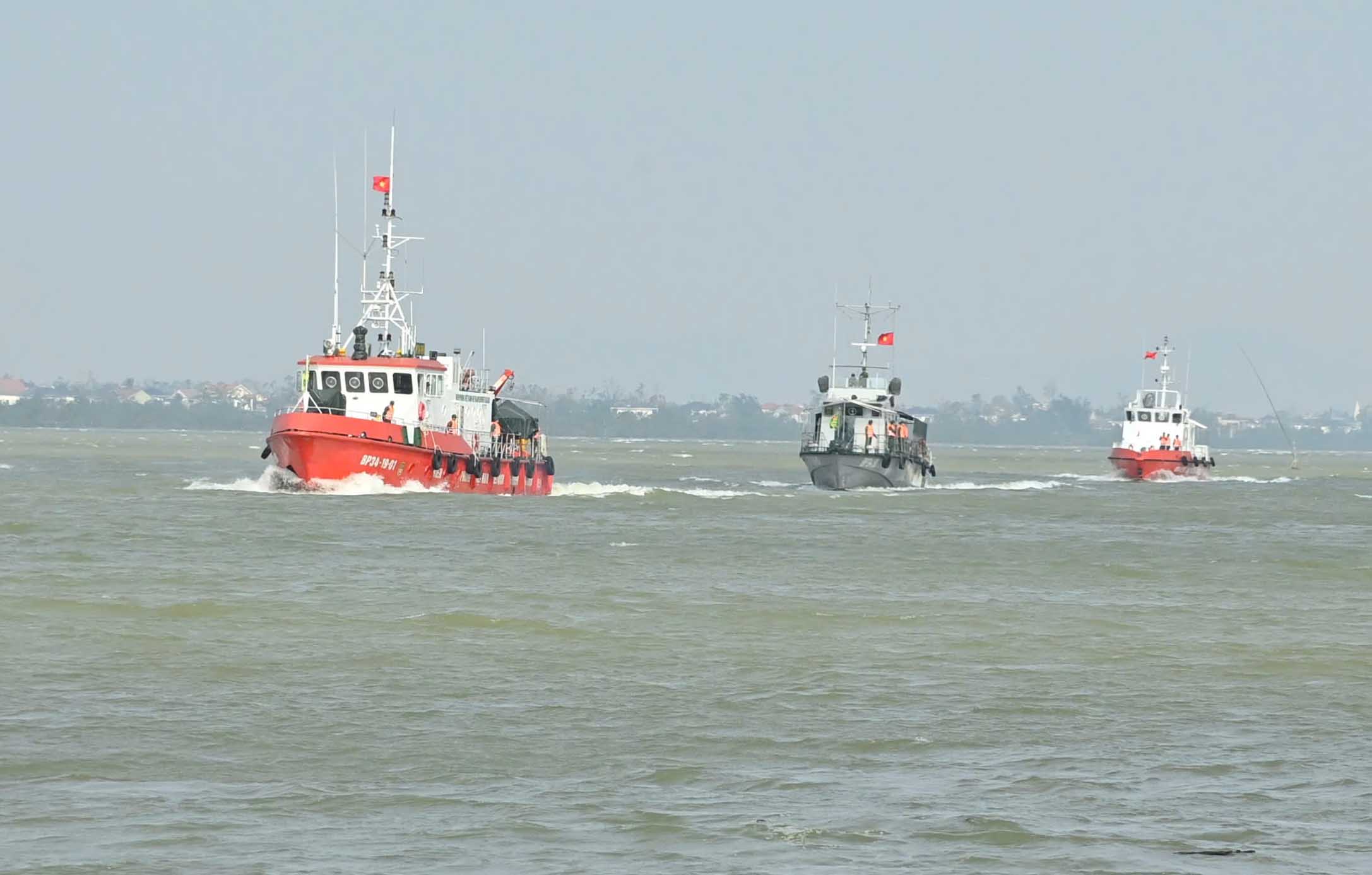 Luc luong Hai doi Bien phong 2 tuan tra, kiem soat tren vung bien gan bo Ha Tinh. Anh: Hoang Anh.