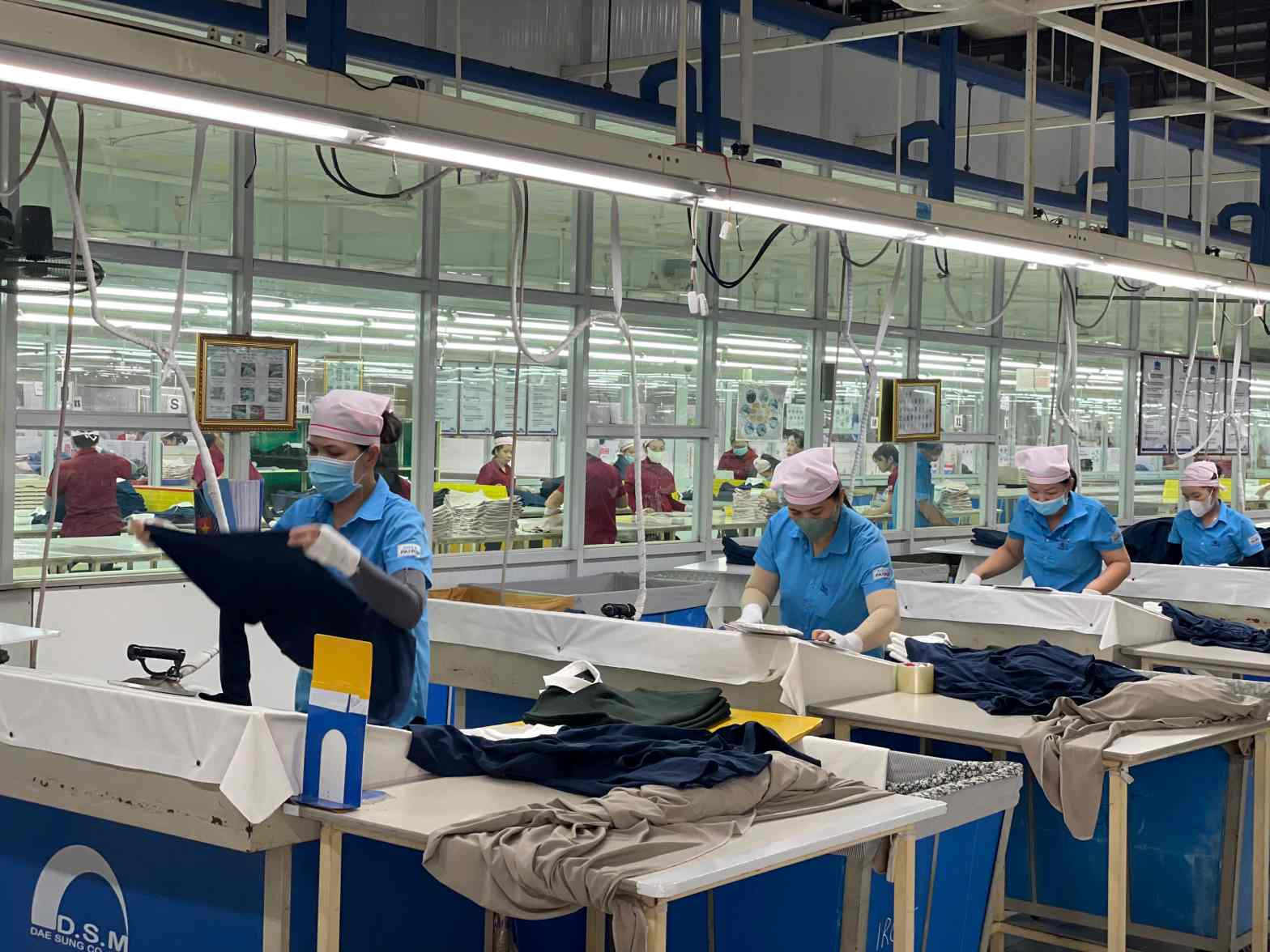 Cong nhan mong doanh nghiep chi tra luong thang 13 va tro cap thoi viec. Anh: Dinh Trong