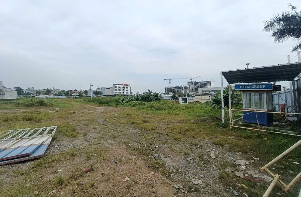 Ben trong du an, chu dau tu moi thuc hien duoc it hang muc nho, con lai van la bai dat hoang. Anh: Quach Du