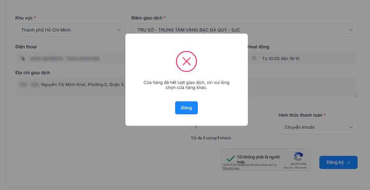 Khach dang ky mua vang mieng qua website nhung het luot. Anh: Ha May