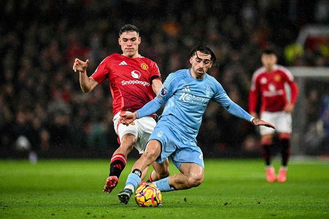 Manuel Ugarte de lai vo so that vong trong mau ao Man United.  Anh: AFP