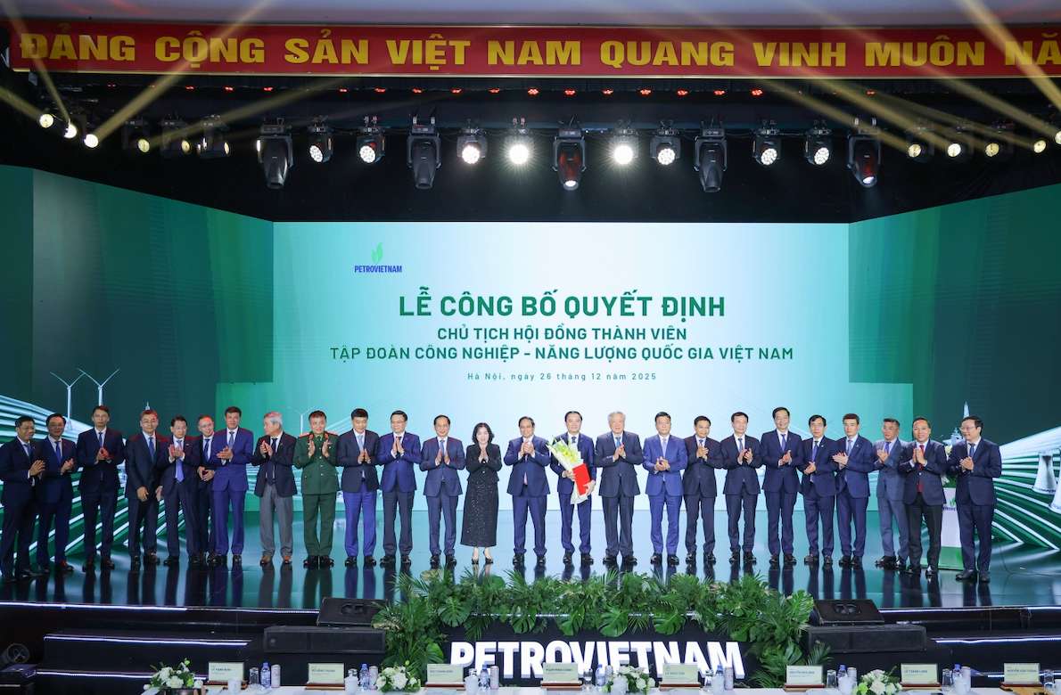 Le cong bo va trao quyet dinh Chu tich Hoi dong Thanh vien Tap doan doi voi dong chi Le Ngoc Son. Anh: Petrovietnam