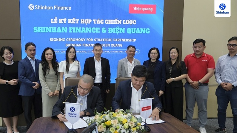 Shinhan Finance ky ket hop tac voi Dien quang Solar. Anh: Shinhan Finance