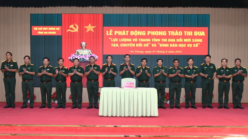 Bo CHQS tinh An Giang phat dong phong trao thi dua “LLVT tinh thi dua doi moi sang tao, chuyen doi so va “binh dan hoc vu so”. Anh: Phuong Vu