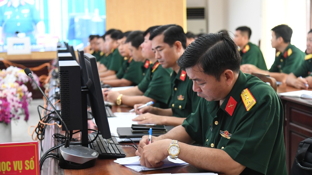 Officers and soldiers of the Armed Forces of An Giang province participate in training "digital literacy". Photo: Phuong Vu