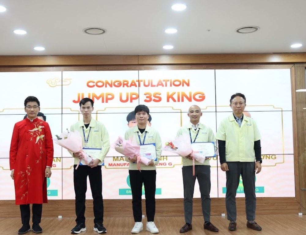 Mr. Mai Hien Linh - Head of Production Technical Department, Samsung Electronics Vietnam Company (center) receives a certificate of merit for the best employee in 2022. Photo: Linh Hien
