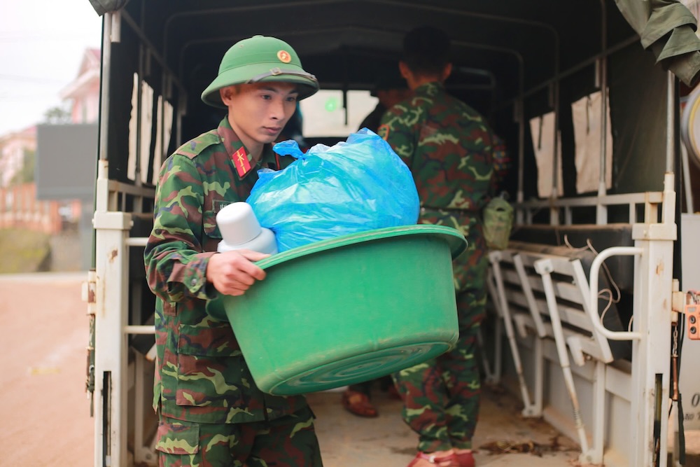 Luc luong quan doi ho tro nguoi dan van chuyen tai san tro ve nha. Anh: Hung Tho